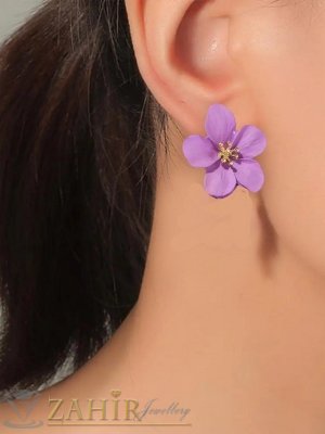 Модни метални матови обеци цветя в цвят бонбонено лилаво с позлатени тичинки, размери 3 на 3 см, закопчаване на винт - C1031